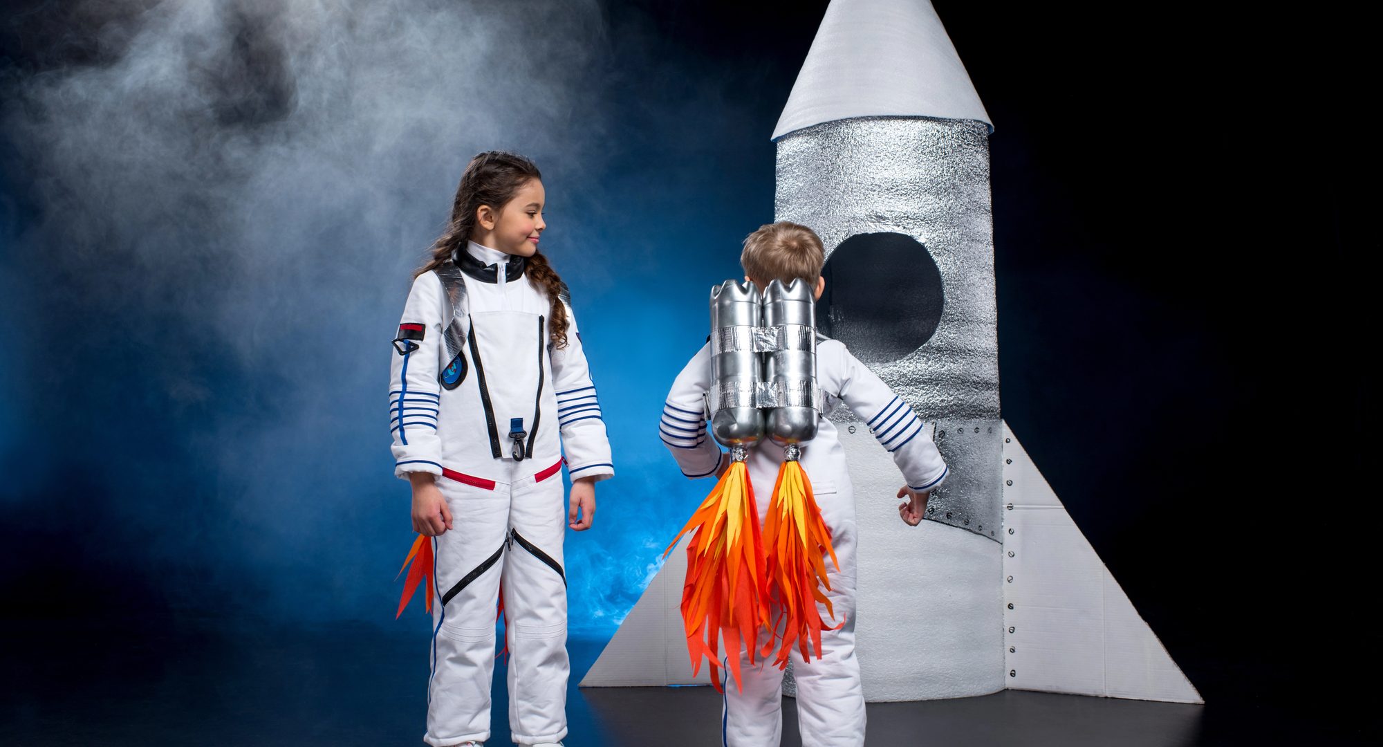 Enfile ta combinaison et embarque pour une mission spatiale hors du commun comme un vrai petit astronaute ! 🚀✨

Les enfants plongent dans un univers magique rempli d’étoiles scintillantes, de fusées impressionnantes et d’aventures interstellaires, à la découverte de l’espace et de ses mystères fascinants 🌍🌙

À travers des histoires captivantes, des jeux immersifs, des bricolages créatifs et des activités sensorielles, ils explorent le monde spatial tout en s’amusant et en laissant libre cours à leur imagination débordante 🎨

Entre découvertes, moments de mouvement et instants de partage, chacun vit une aventure unique… la tête dans les étoiles et des souvenirs plein les yeux 😄

Un stage ludique, dynamique et captivant pour rêver en grand… et voyager dans l’espace comme un véritable astronaute ! 🌟🚀