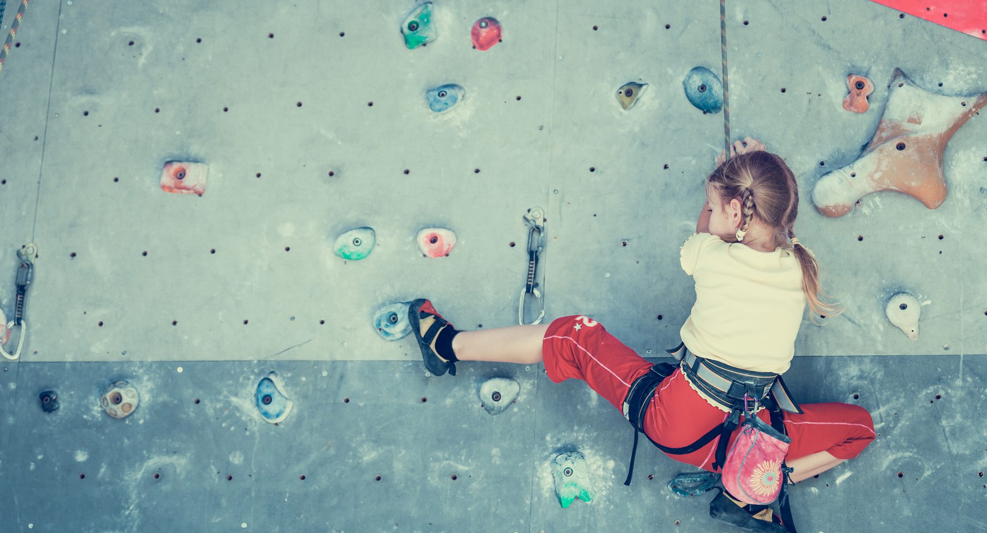 Une semaine pour grimper, bouger et relever des défis, que tu sois débutant ou déjà expérimenté ! 😄
Encadrés par un moniteur breveté, les enfants découvrent ou perfectionnent les bases de l’escalade : se hisser, s’équilibrer, gagner en technique et progresser à leur rythme à travers des défis ludiques et adaptés à chacun 🧗‍♂️💪

Défis sur mur, jeux de coordination et challenges dynamiques permettent à tous de se dépasser en toute sécurité 🏔️

Au programme également : sports fun, jeux d’équipe et activités variées pour se dépenser à fond et partager des moments entre copains ⚽🔥

💦 Et place aux jeux d’eau les plus fous : batailles géantes, activités aquatiques, défis à l’éponge, et challenges délirants pour se rafraîchir dans une ambiance survoltée 💥🌊

Un stage complet, énergique et rafraîchissant pour prendre de la hauteur, gagner en confiance… et s’éclater tout l’été !